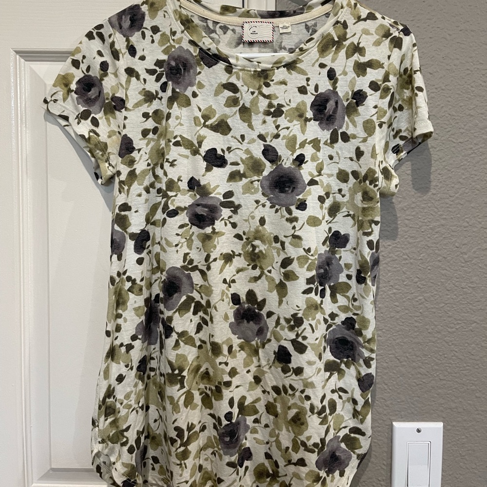 T.LA cute flower soft shirt size medium barely worn
